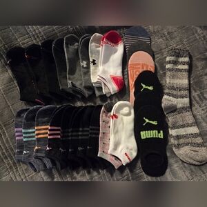 25 Random Pairs Of Women's Socks